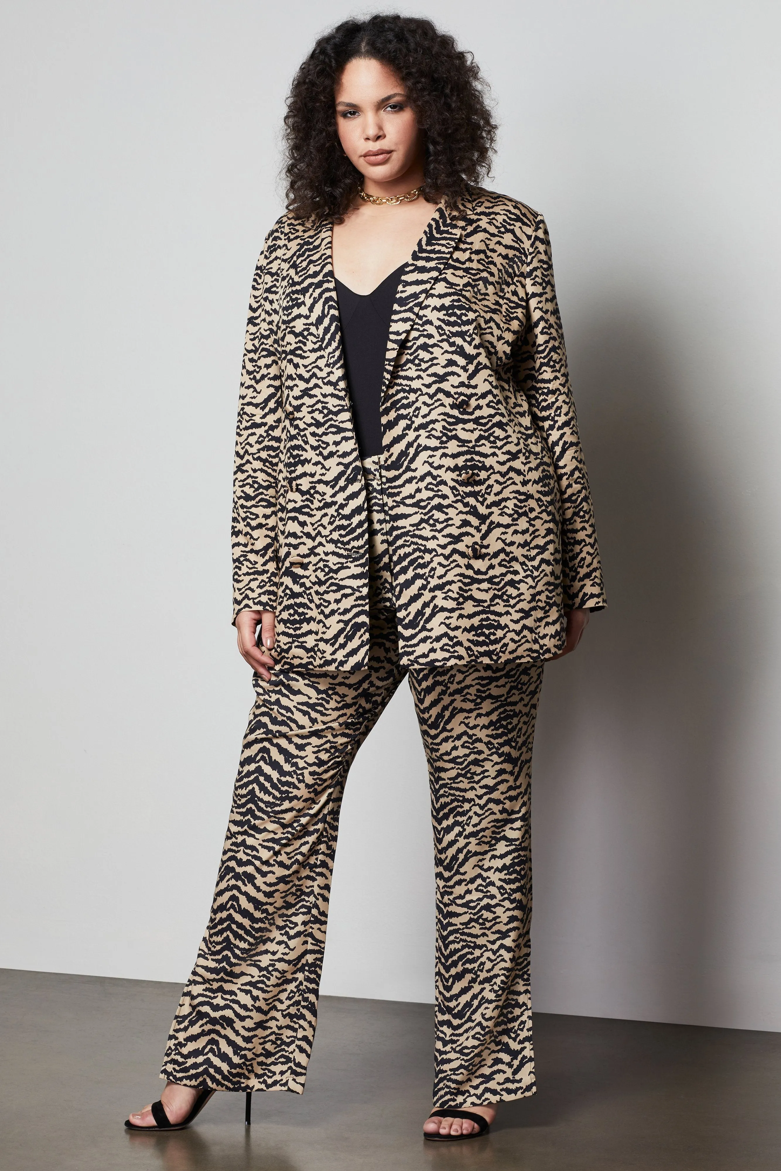 EXEC FLARED PANT | SAND ZEBRA001