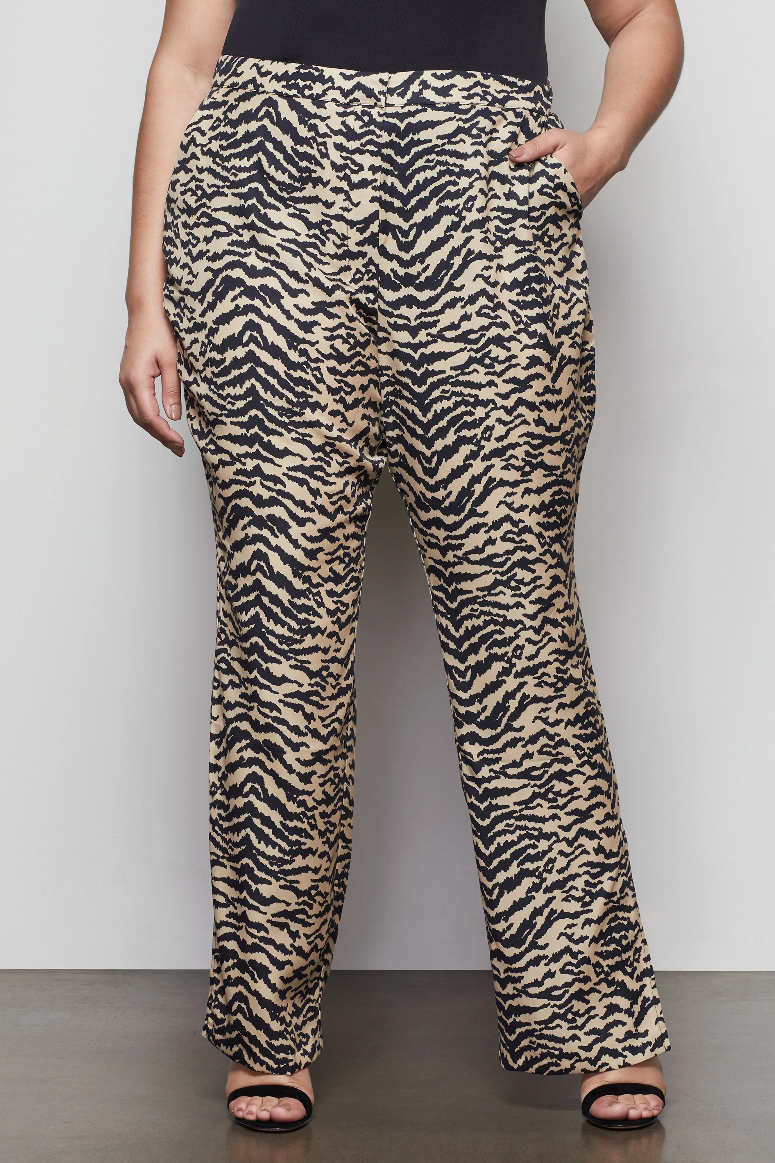 EXEC FLARED PANT | SAND ZEBRA001