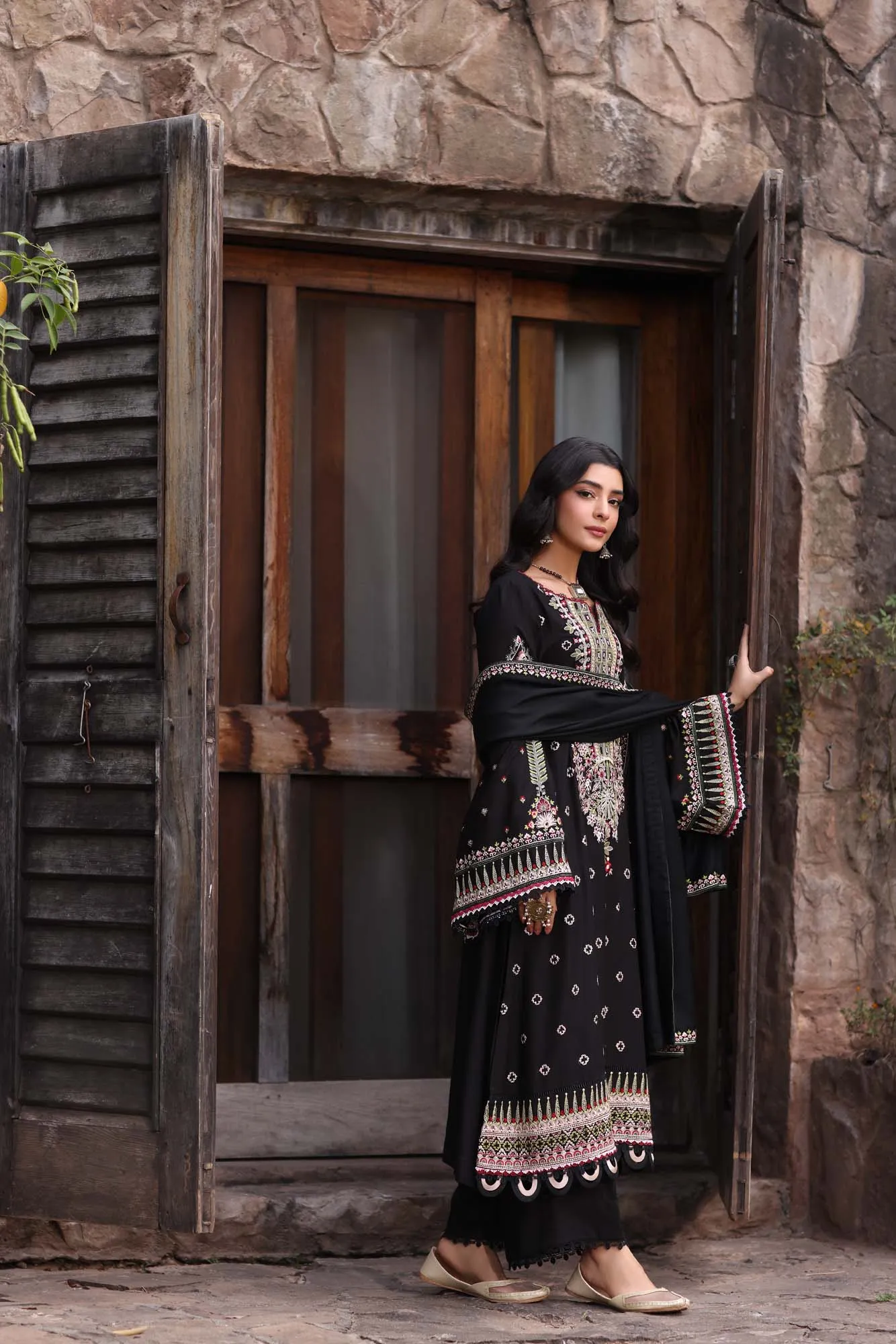 Saadia Asad Suzaankari Luxury Winter with Shawl – D5